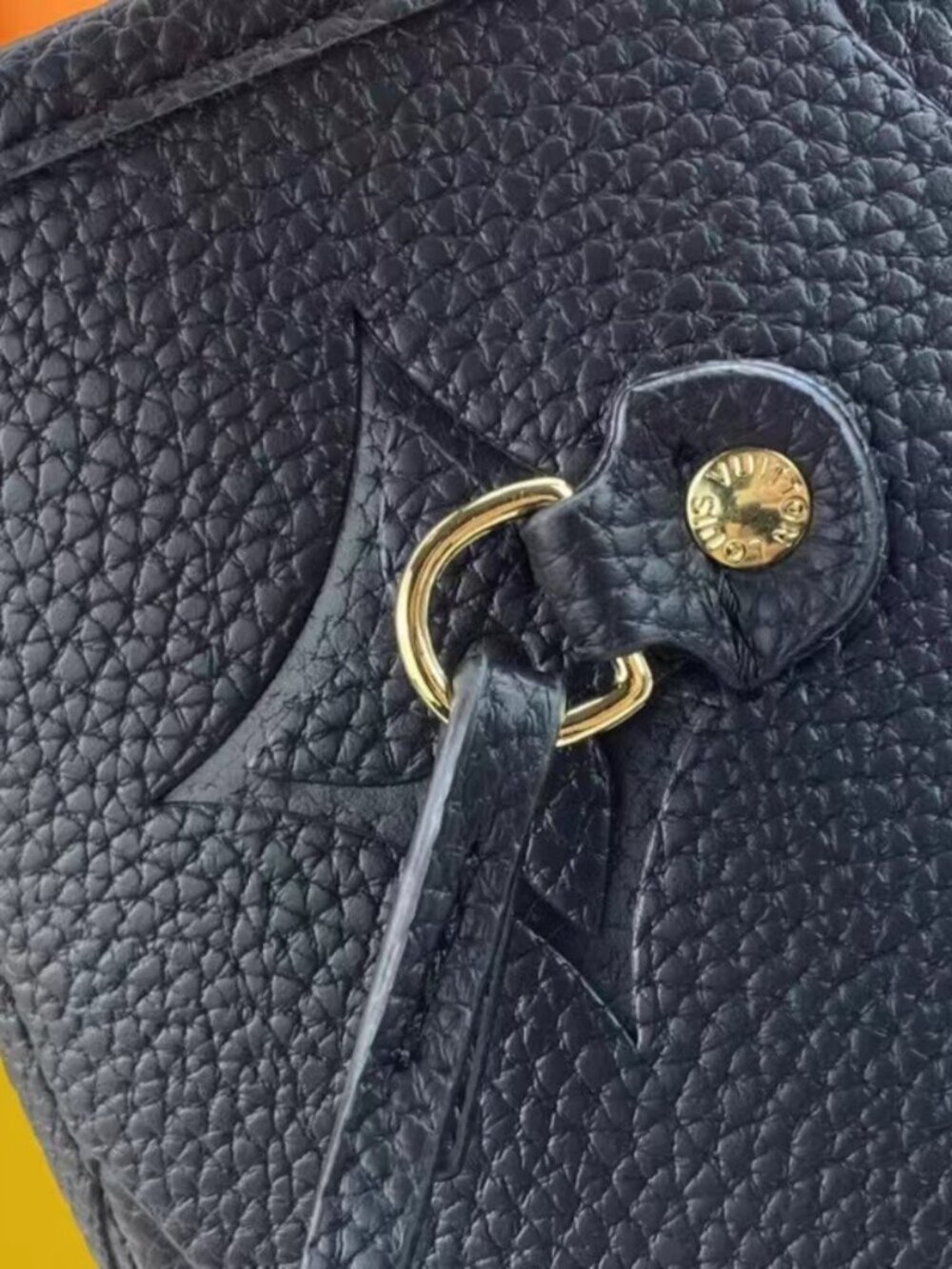 Louis Vuitton Handbags - Picture 5 of 9
